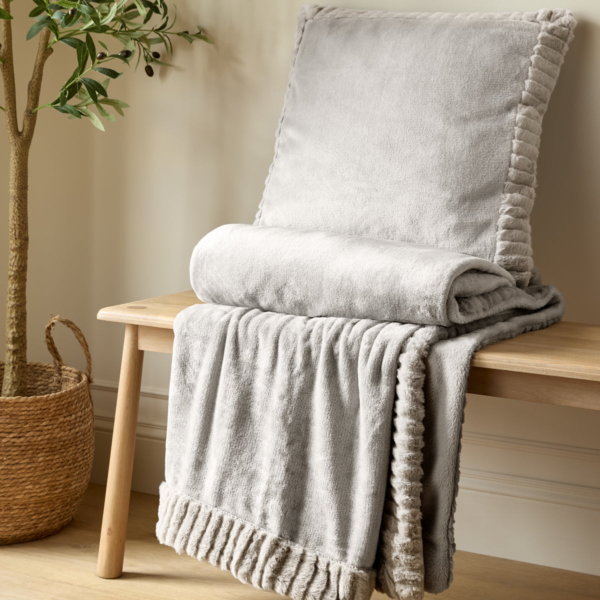 Catherine Lansfield Velvet and Faux Fur Soft Blanket Throw in Natural 150 x 200cm