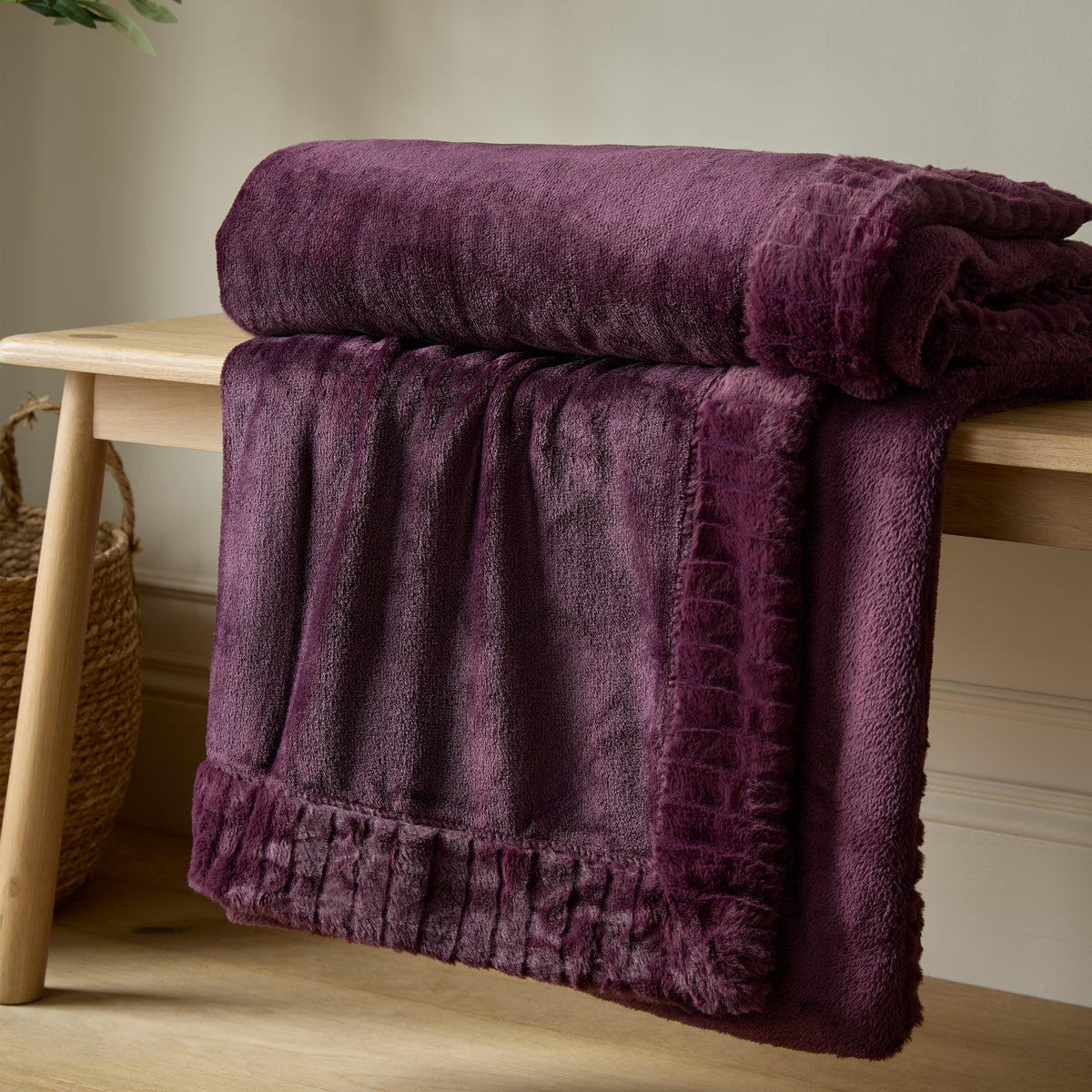 Catherine Lansfield Velvet and Faux Fur Soft Blanket Throw in Plum 150 x 200cm
