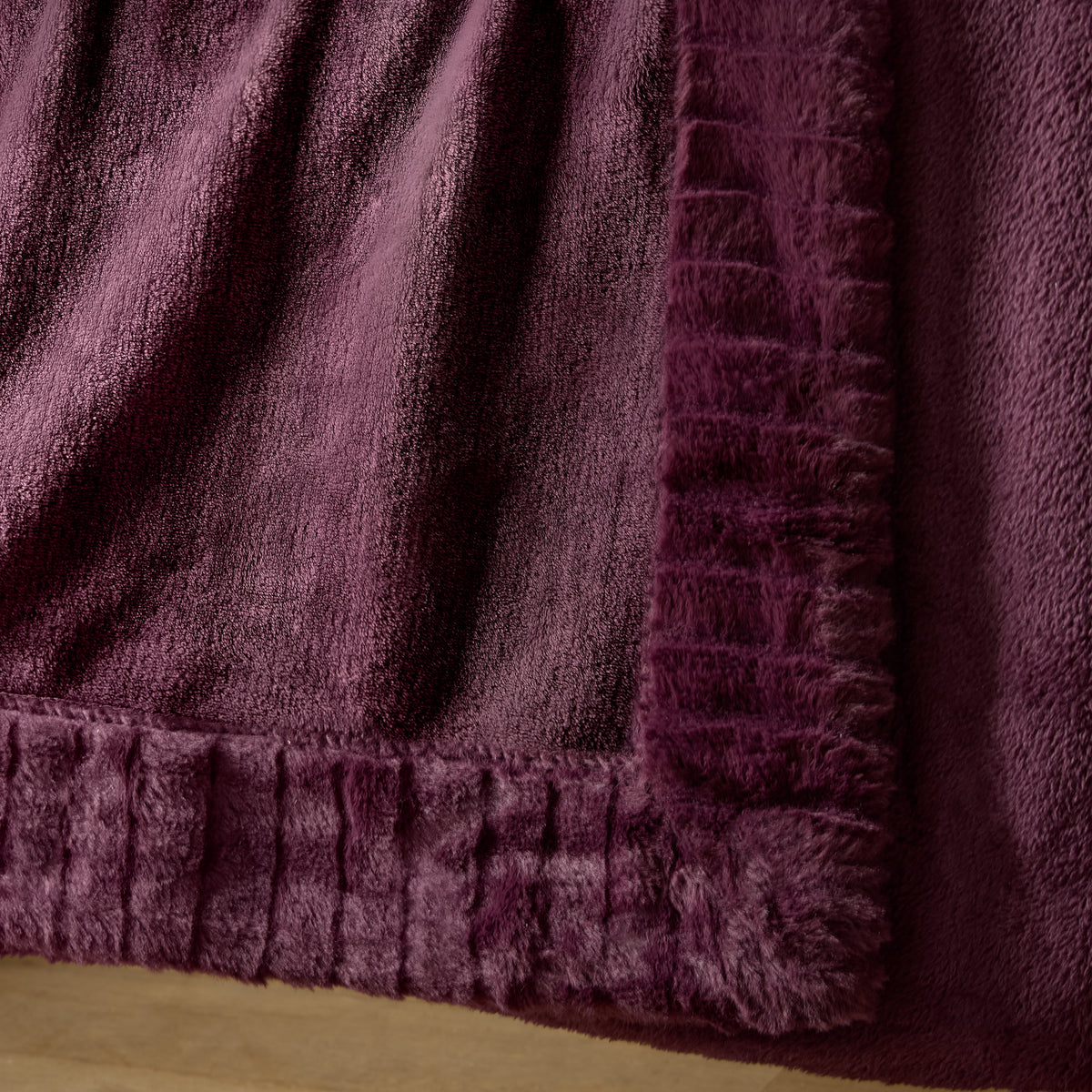Catherine Lansfield Velvet and Faux Fur Soft Blanket Throw in Plum 150 x 200cm