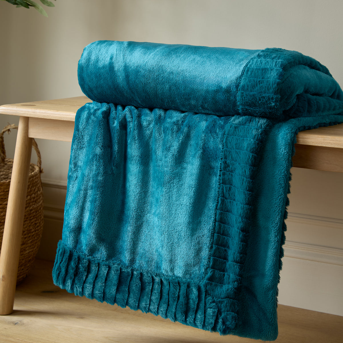 Catherine Lansfield Velvet and Faux Fur Soft Blanket Throw in Teal 150 x 200cm
