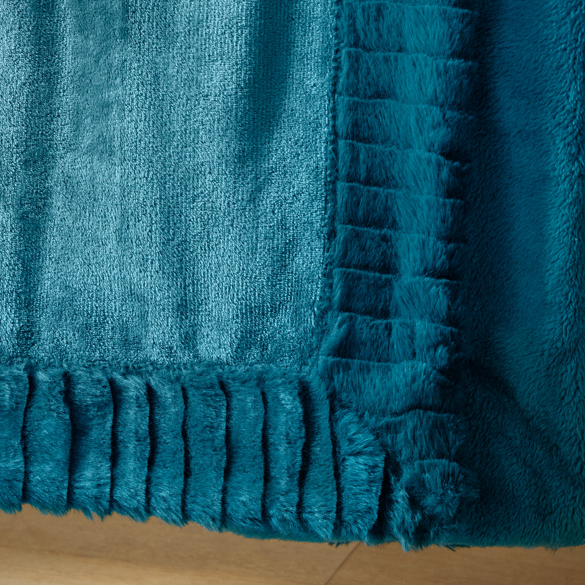Catherine Lansfield Velvet and Faux Fur Soft Blanket Throw in Teal 150 x 200cm