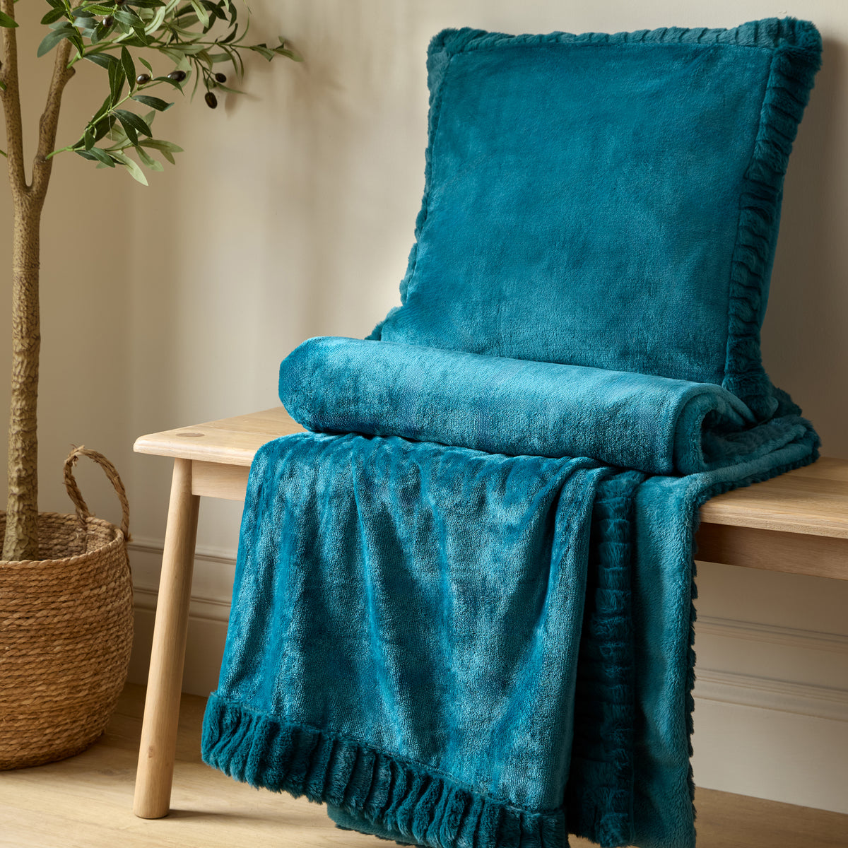 Catherine Lansfield Velvet and Faux Fur Soft Blanket Throw in Teal 150 x 200cm