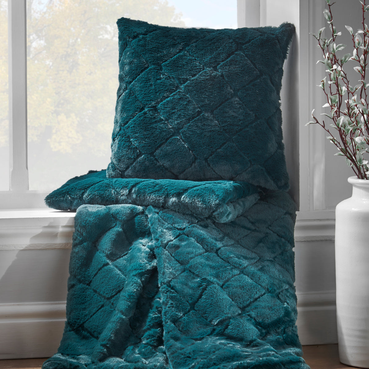 Catherine Lansfield Cosy Diamond Faux Fur Soft 130x170cm Blanket Throw Bottle Green