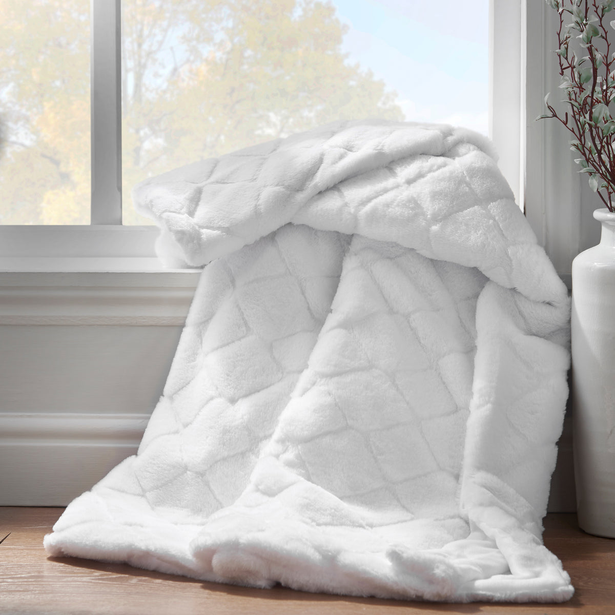 Catherine Lansfield Cosy Diamond Faux Fur Soft 130x170cm Blanket Throw White