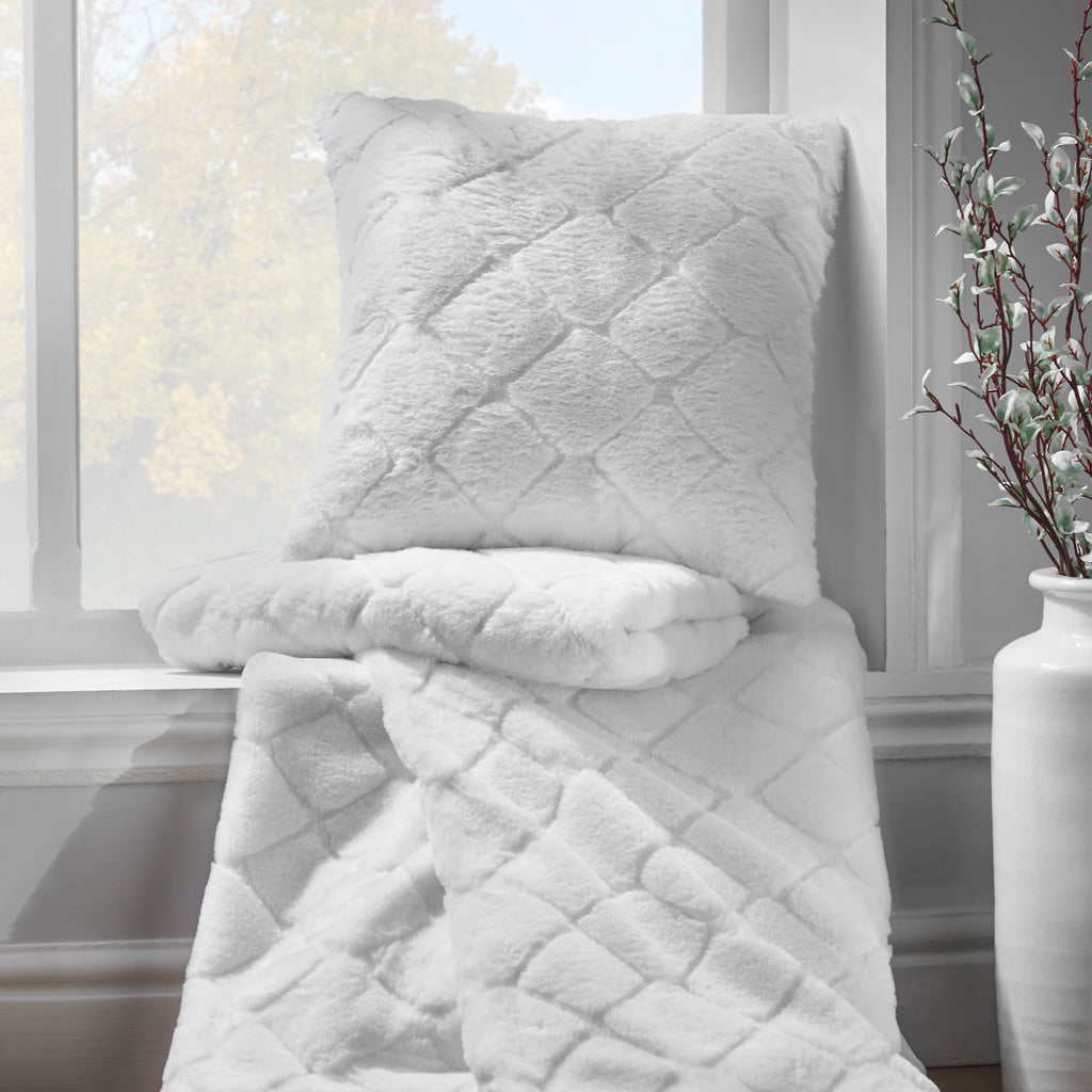 Catherine Lansfield Cosy Diamond Faux Fur Soft 130x170cm Blanket Throw White