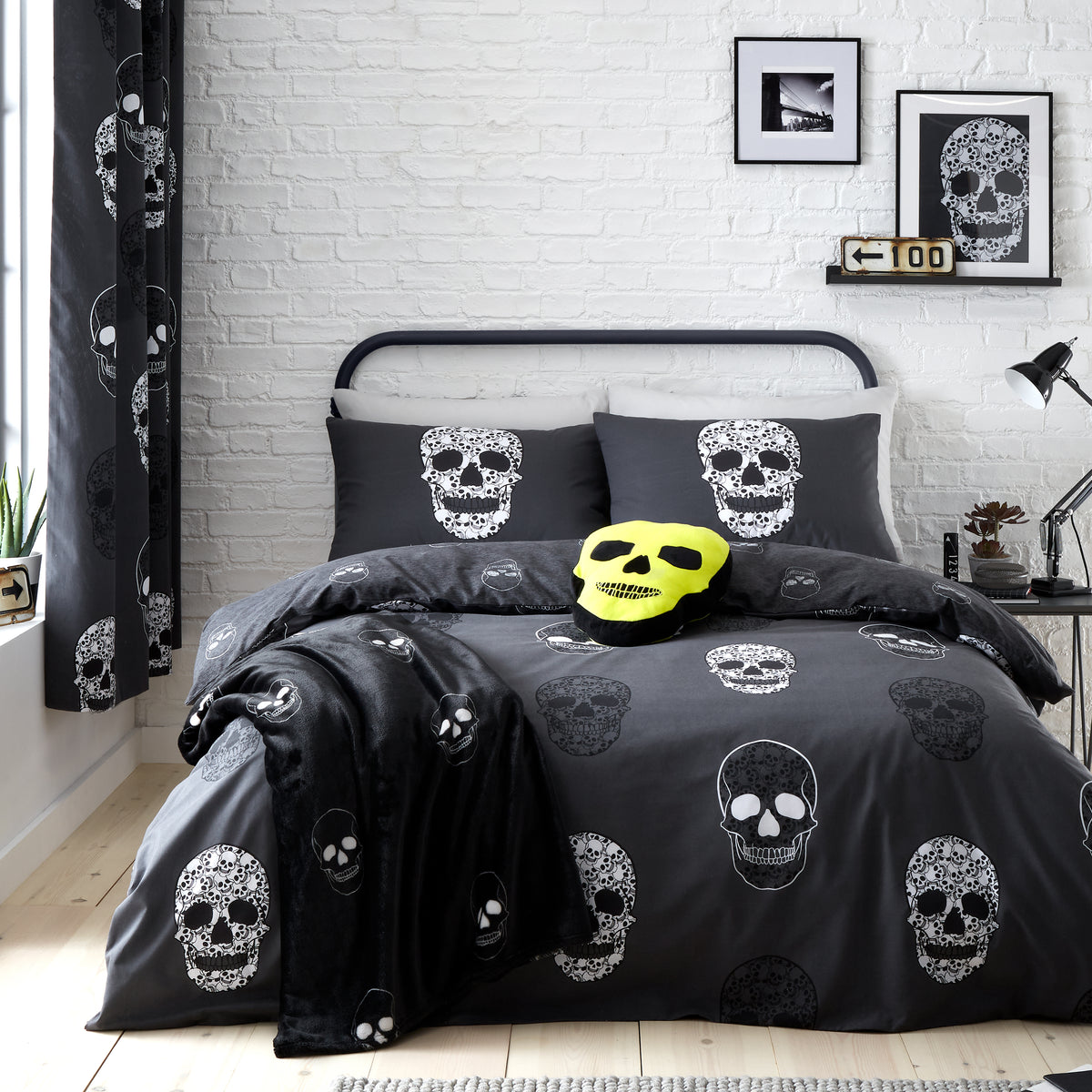 Catherine Lansfield Skulls Reversible Duvet Cover Set in Grey