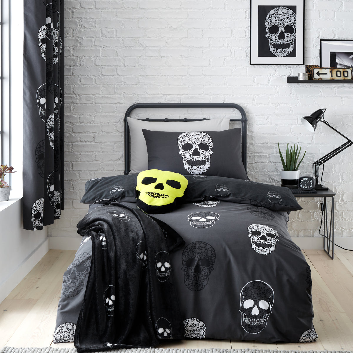 Catherine Lansfield Skulls Reversible Duvet Cover Set in Grey