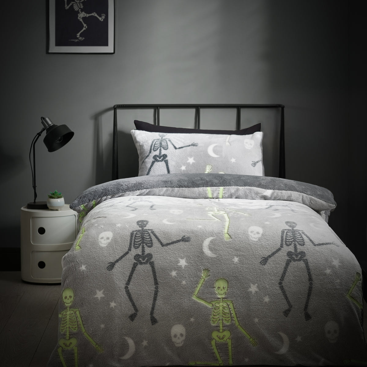 Catherine Lansfield Halloween Skeleton Fleece Glow in the Dark Duvet Cover Set in Grey