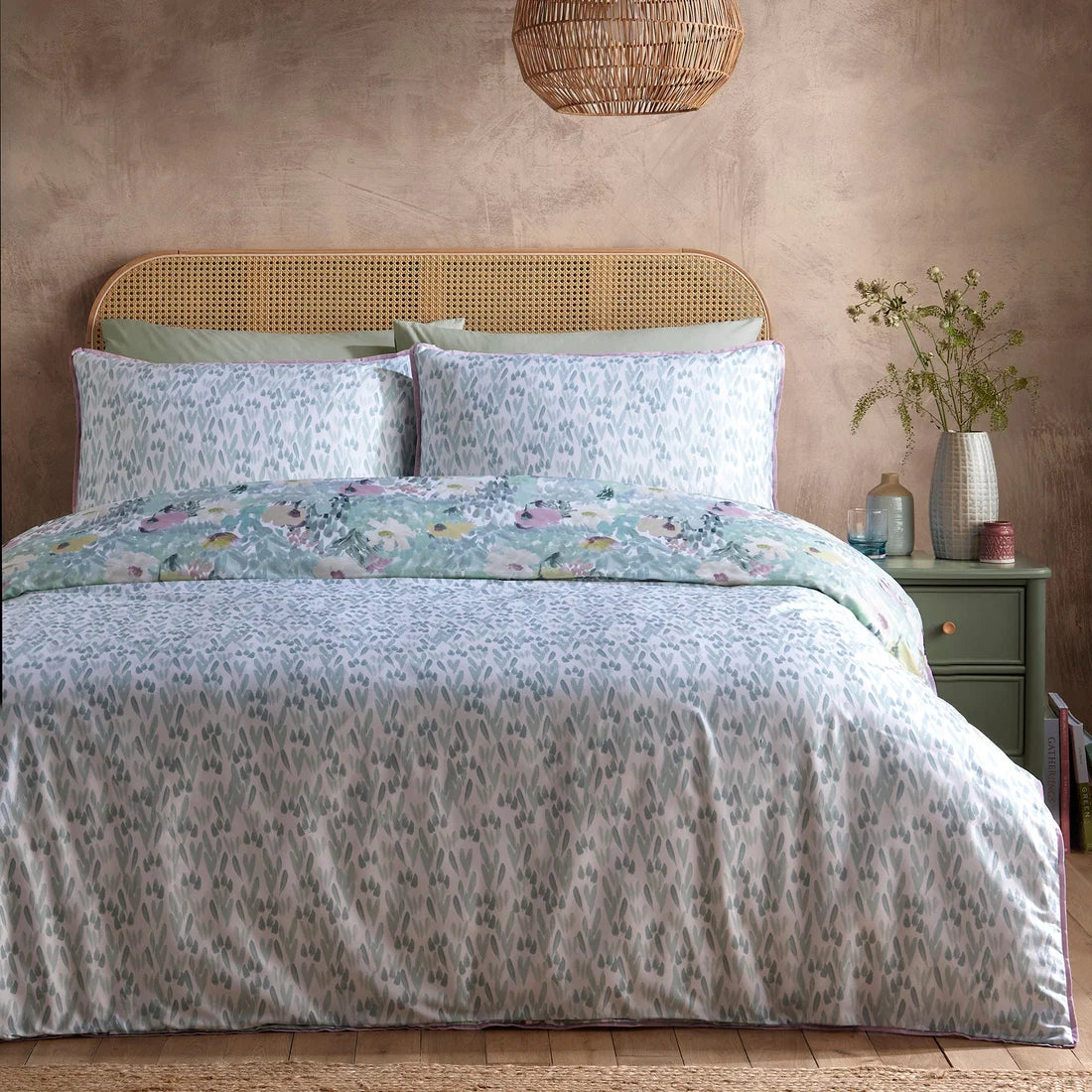 Subtle leaf pattern reverse on the Appletree Abstract Floral duvet cover set.