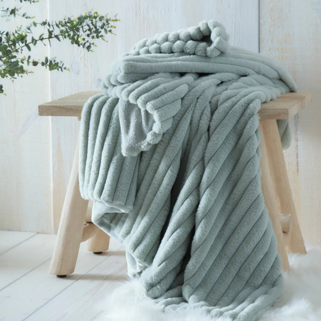 Appletree Morritz ribbed throw in green measuring 130 x 180cm.
