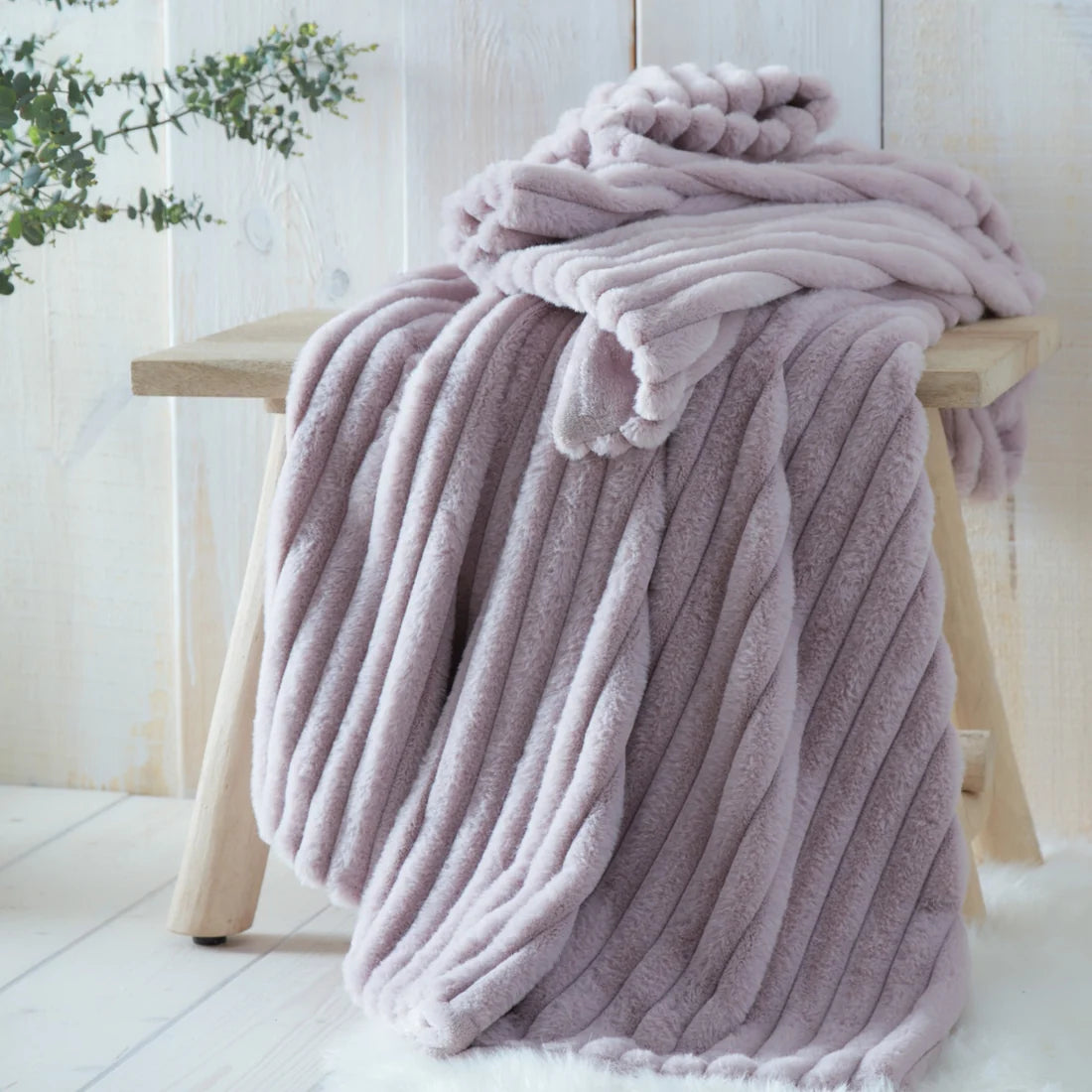 Appletree Morritz ribbed throw in mauve measuring 130 x 180cm.