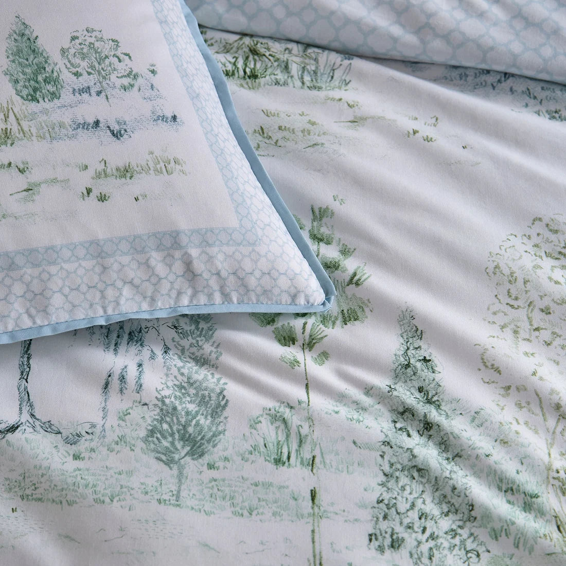 Close-up of the luxurious 100% cotton sateen fabric on the Appletree Willow Tree Scene duvet cover set.