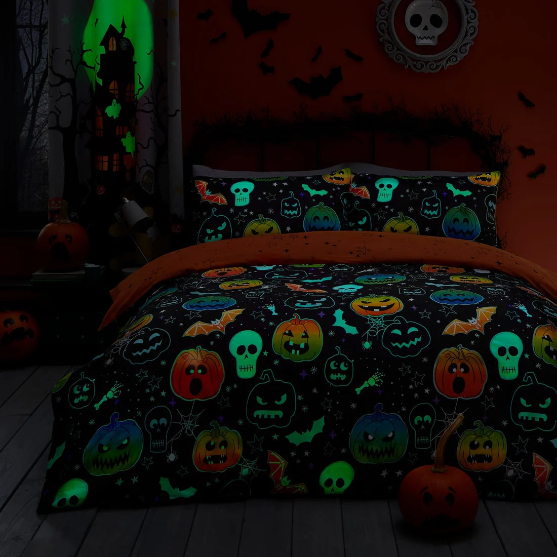 Close-up of the glow in the dark pumpkin and skull design on the Bedlam Scary Pumpkins duvet cover set.