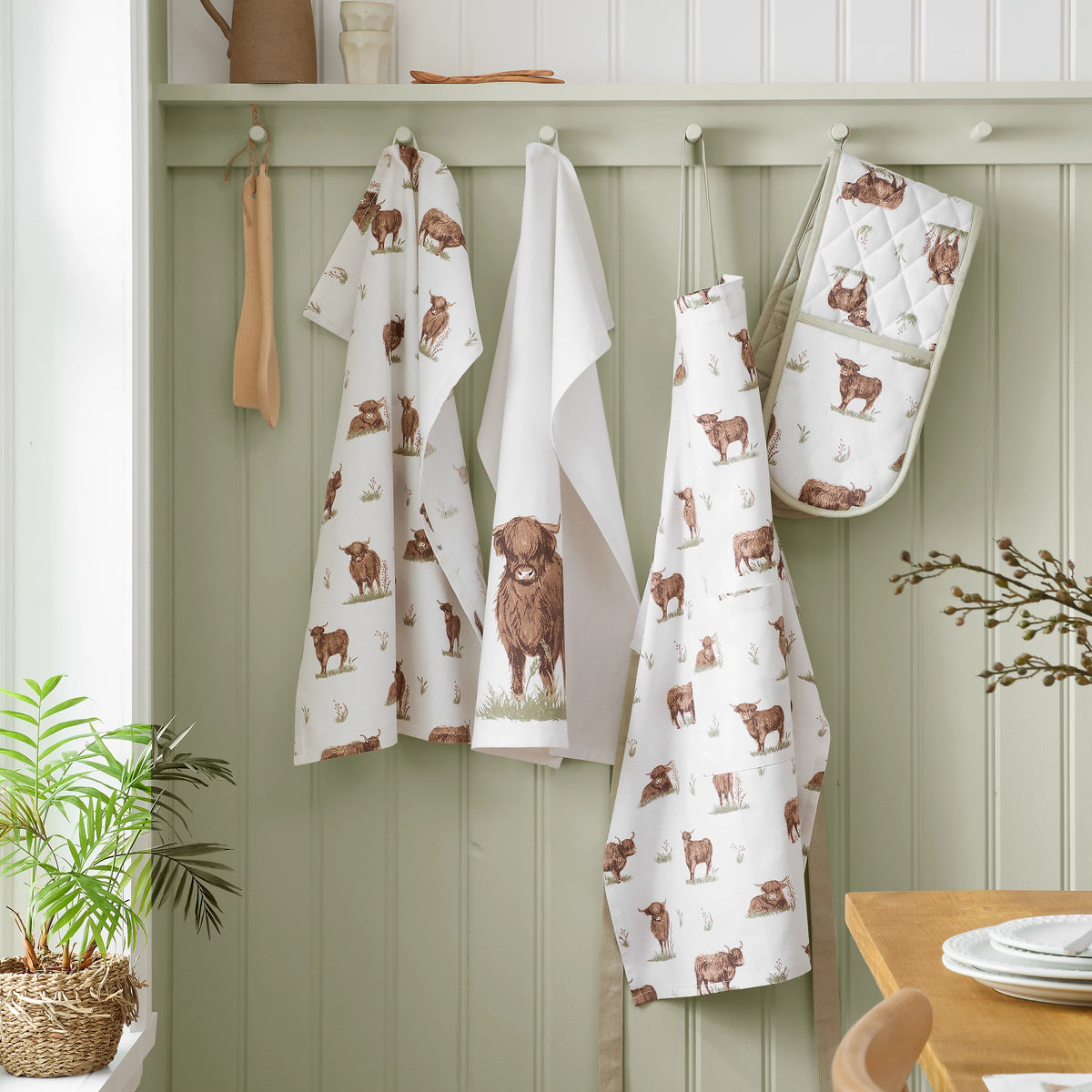 Catherine Lansfield Angus Highland Cow Cotton Kitchen Double Oven Glove in Natural