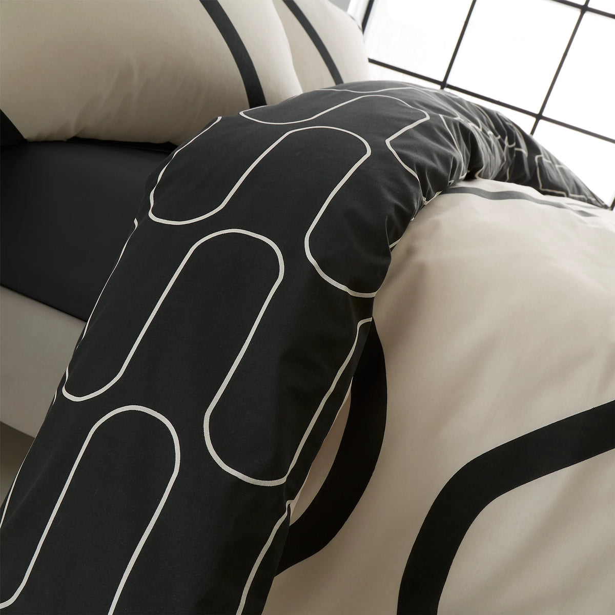 Catherine Lansfield Linear Curve Geometric Duvet Cover Set Black