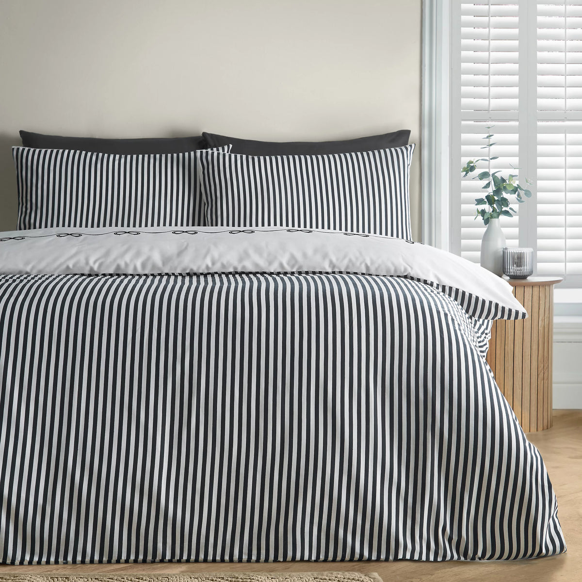 Catherine Lansfield Bow Embroidery Duvet Cover Set Cream / Black