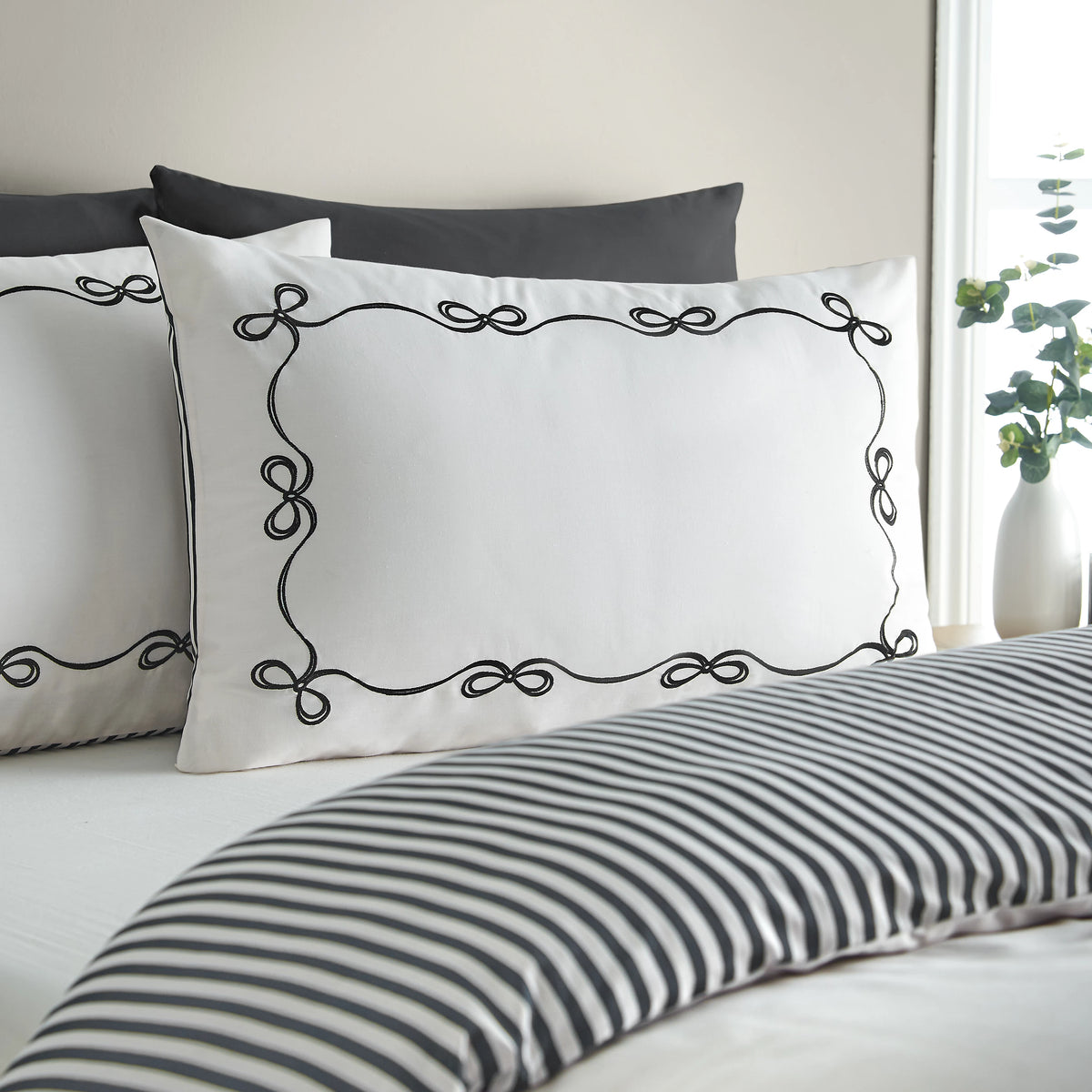 Catherine Lansfield Bow Embroidery Duvet Cover Set Cream / Black