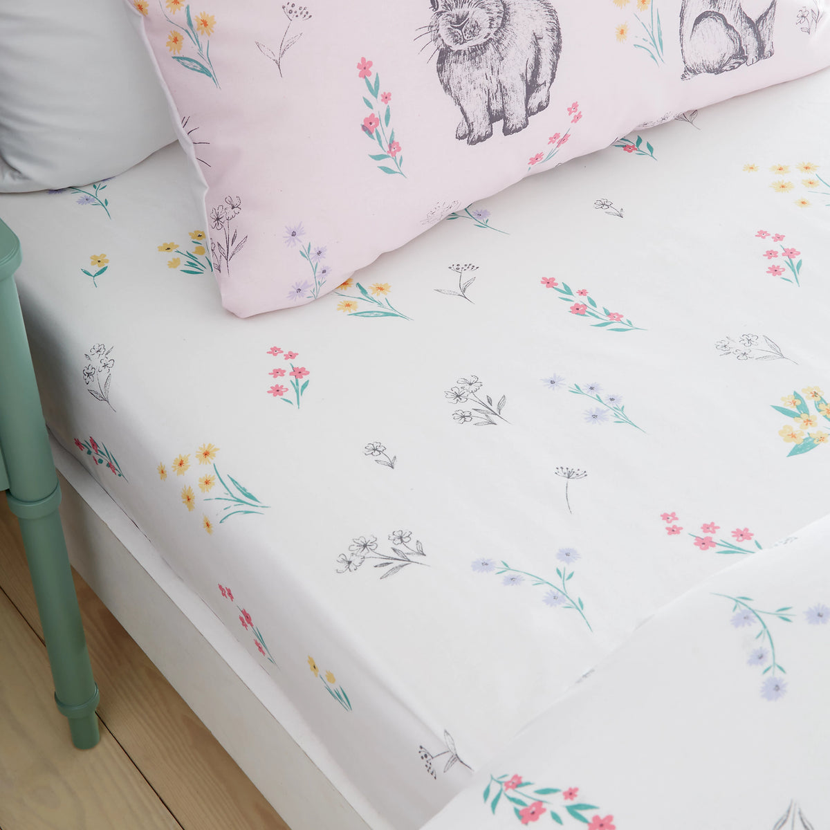 Catherine Lansfield Bunny Tails Ditsy Flowers Fitted Sheet in White
