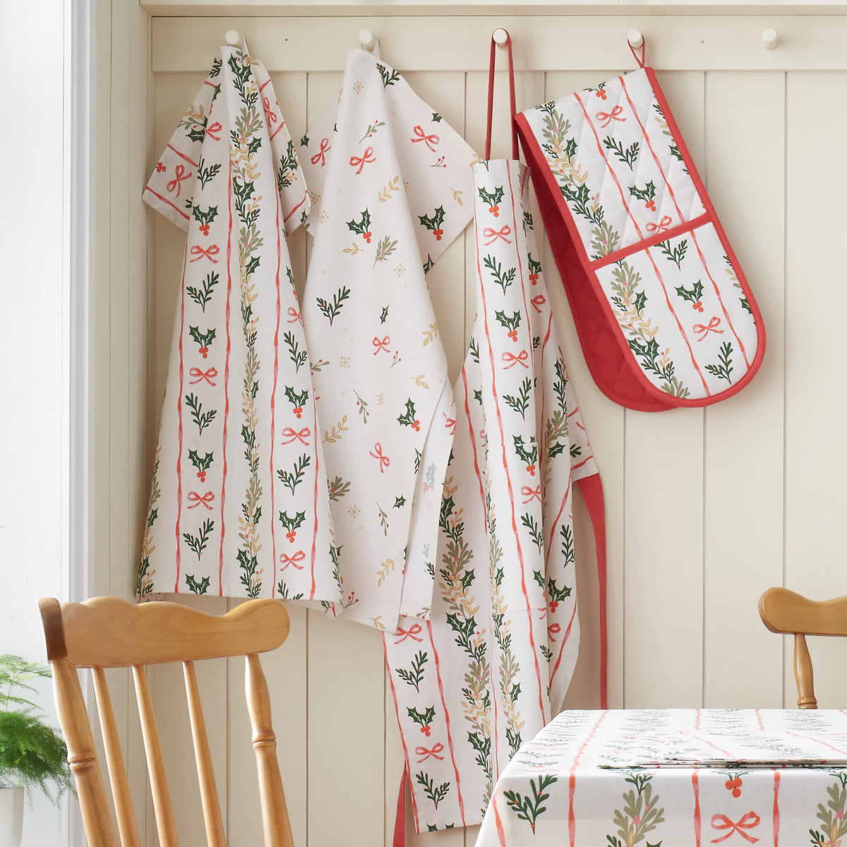 Catherine Lansfield Christmas Holly Stripe Cotton Kitchen Apron in Cream / Red