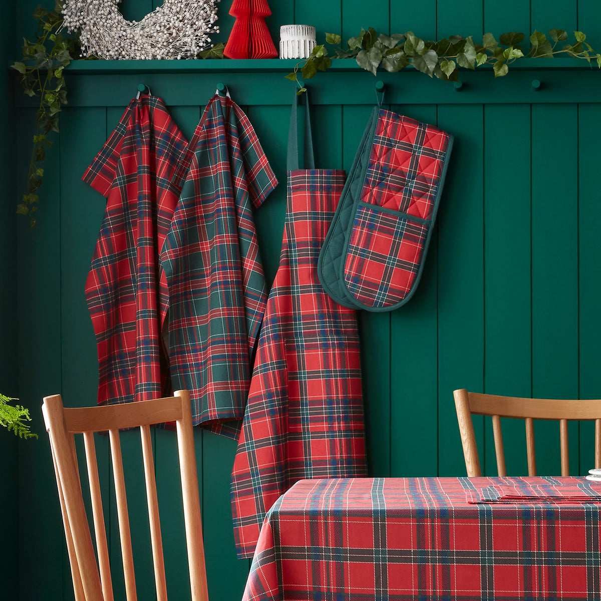 Catherine Lansfield Christmas Tartan Check Cotton Kitchen Apron in Red / Green
