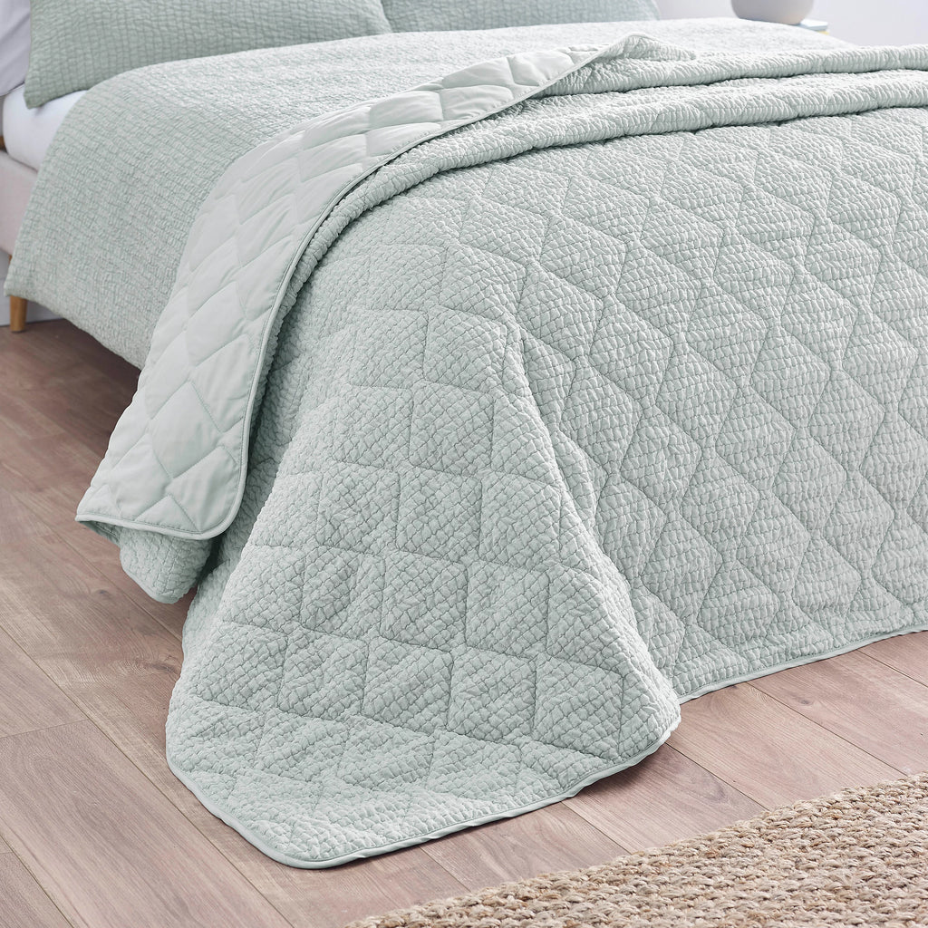 Catherine Lansfield Crinkle Seersucker Texture 220x220cm Bedspread - Green