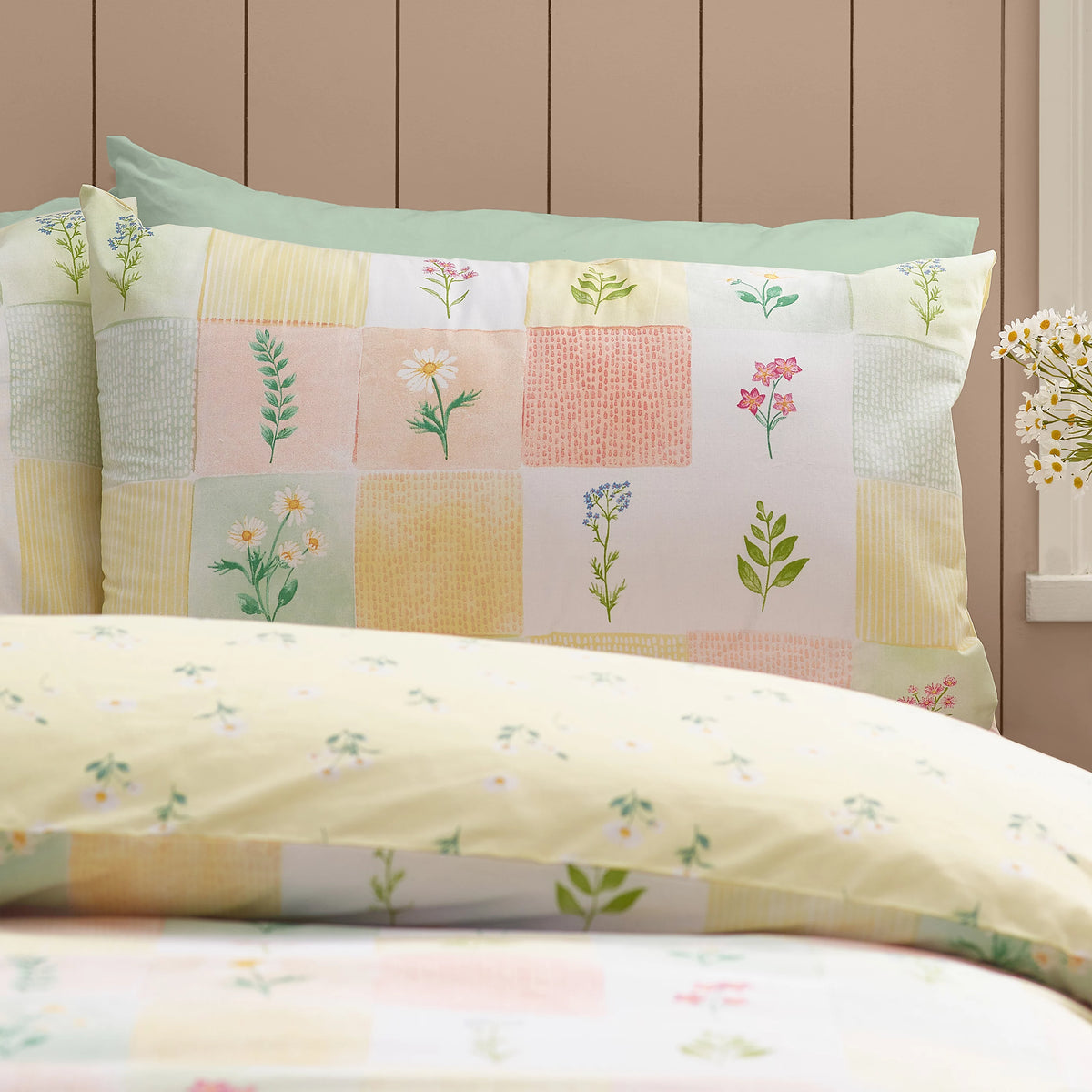 Catherine Lansfield Daisy Patchwork Reversible Duvet Cover Set Yellow