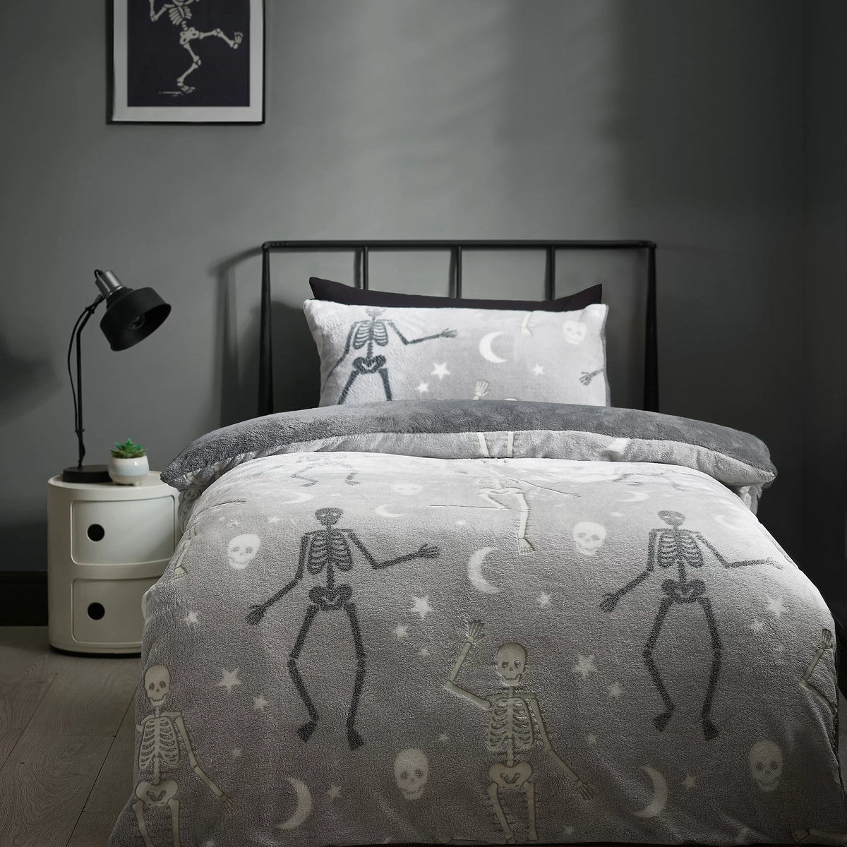 Catherine Lansfield Halloween Skeleton Fleece Glow in the Dark Duvet Cover Set in Grey