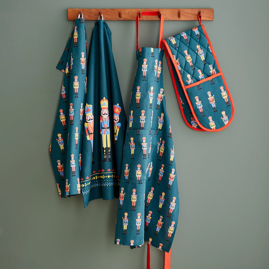 Catherine Lansfield Christmas Nutcracker Cotton Double Oven Glove in Green