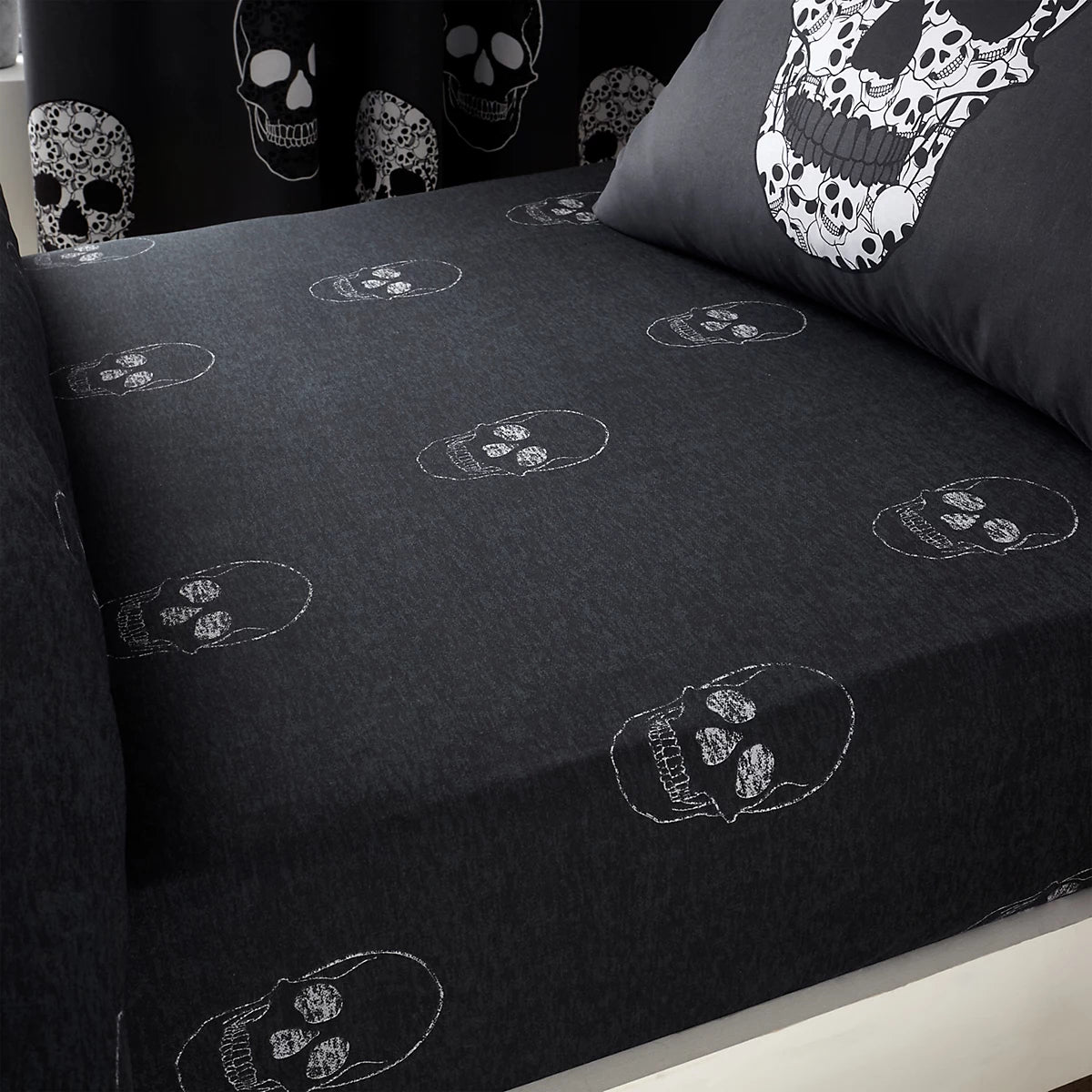 Catherine Lansfield Skulls Fitted Sheet in Grey