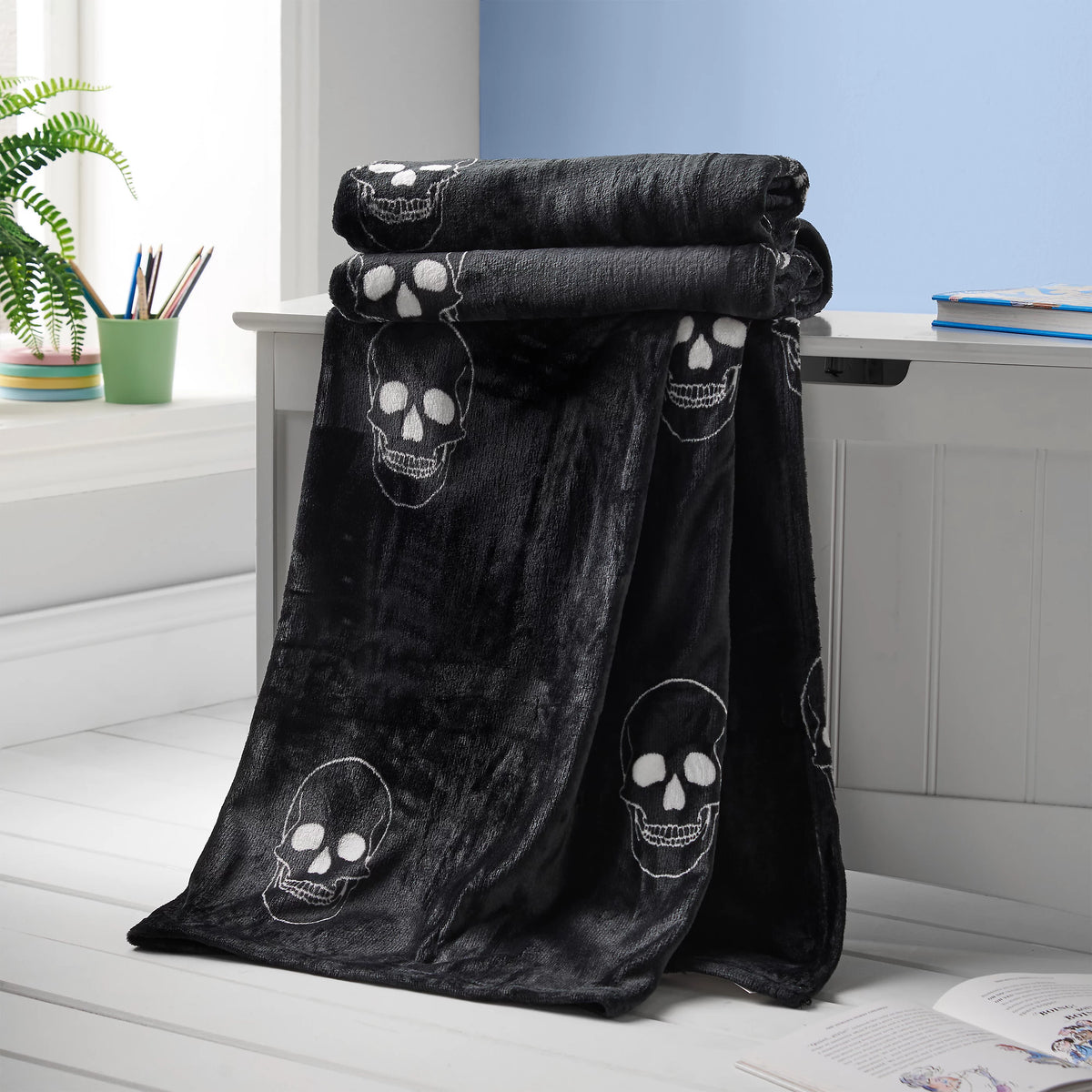 Catherine Lansfield Skulls Cosy Fleece Blanket Throw in Grey 130 x 170cm