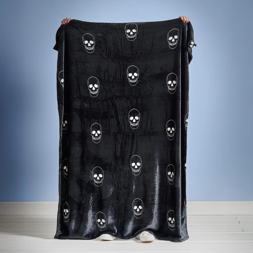 Catherine Lansfield Skulls Cosy Fleece Blanket Throw in Grey 130 x 170cm
