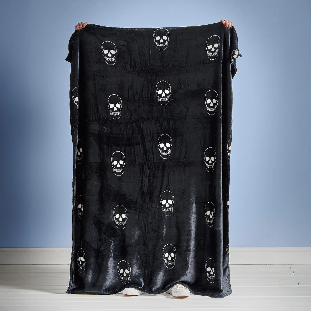 Catherine Lansfield Skulls Cosy Fleece Blanket Throw in Grey 130 x 170cm
