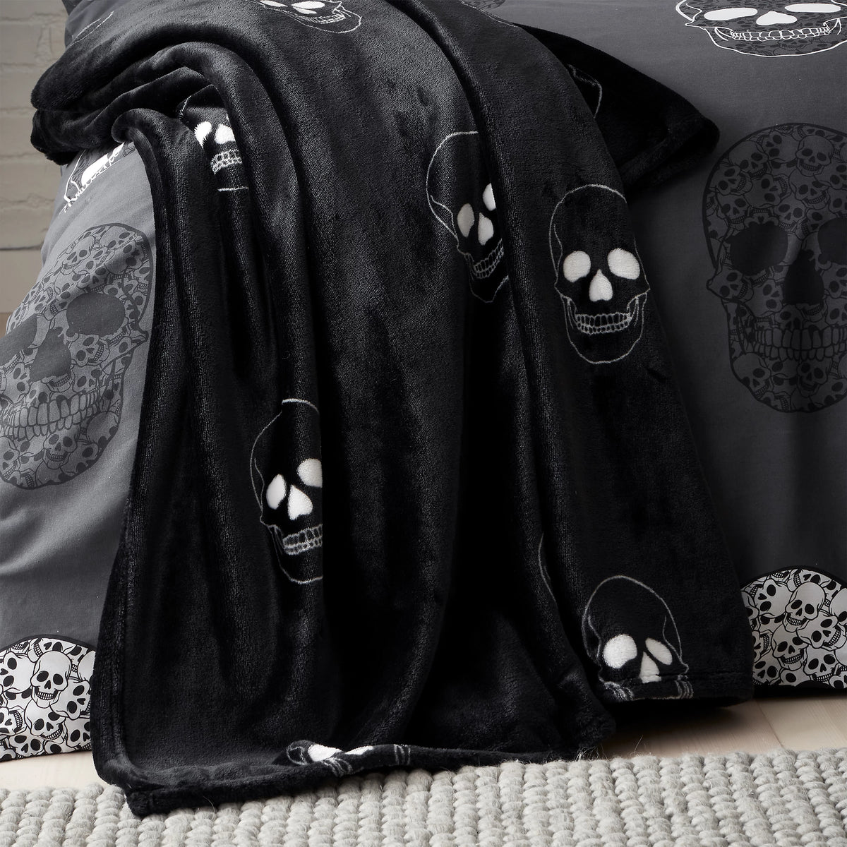 Catherine Lansfield Skulls Cosy Fleece Blanket Throw in Grey 130 x 170cm