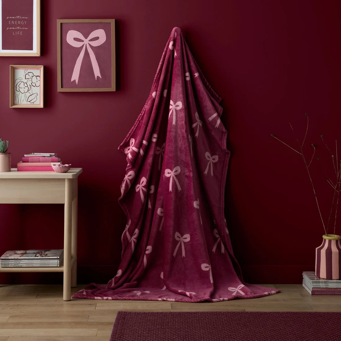 Fusion Bows fleece throw in berry with a stylish ribbon bow design.