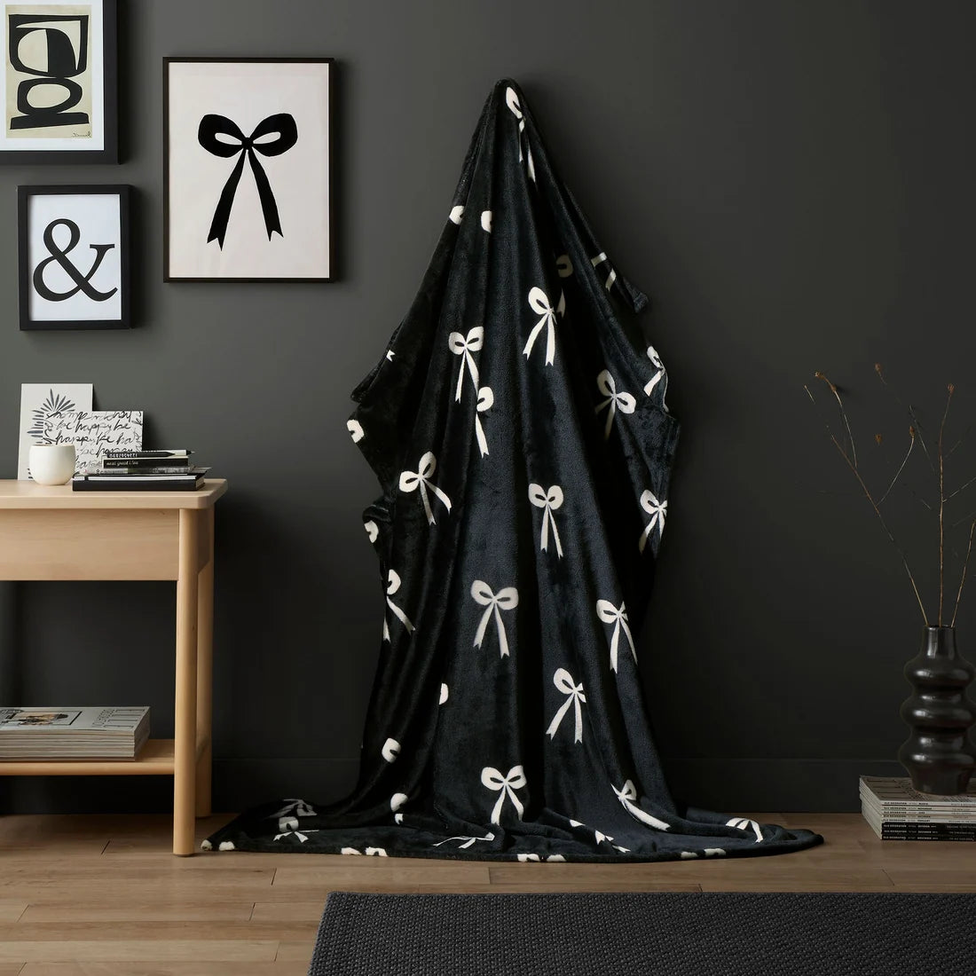 Fusion Bows fleece throw in monochrome with a stylish ribbon bow design.