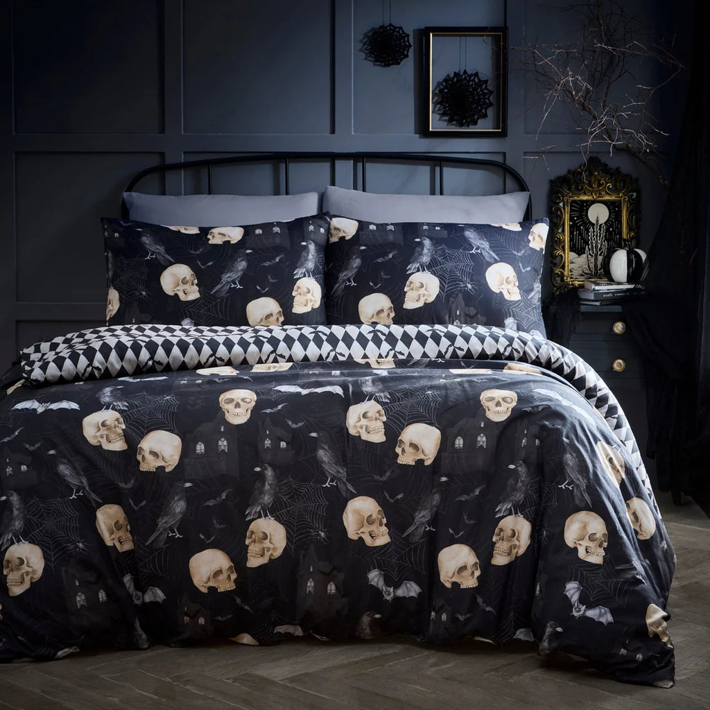 Fusion Gothic Skulls Halloween reversible polycotton duvet cover set in black.