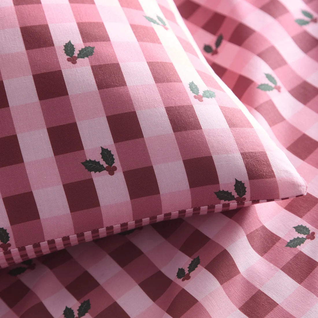 Close-up of the polycotton fabric on the Fusion Holly Gingham Christmas duvet cover set.