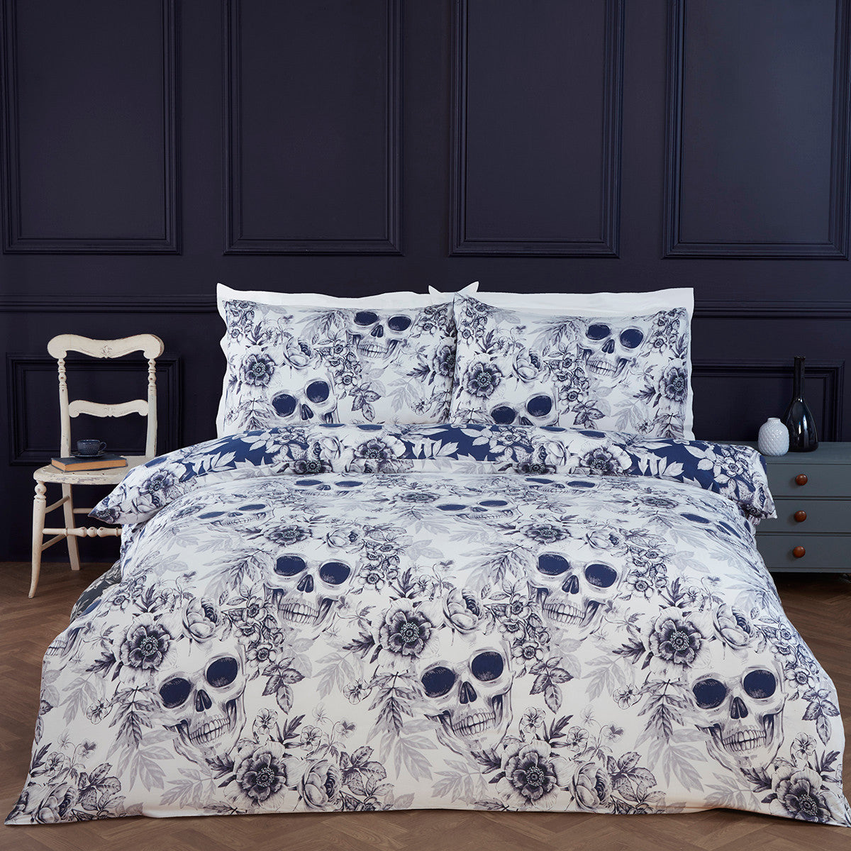 Reverse design of the Gothic Skulls Navy duvet cover set.