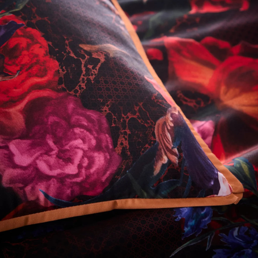 Close-up of the smooth 100% cotton sateen fabric and flat piped edging on the Grande Chintz duvet cover set.