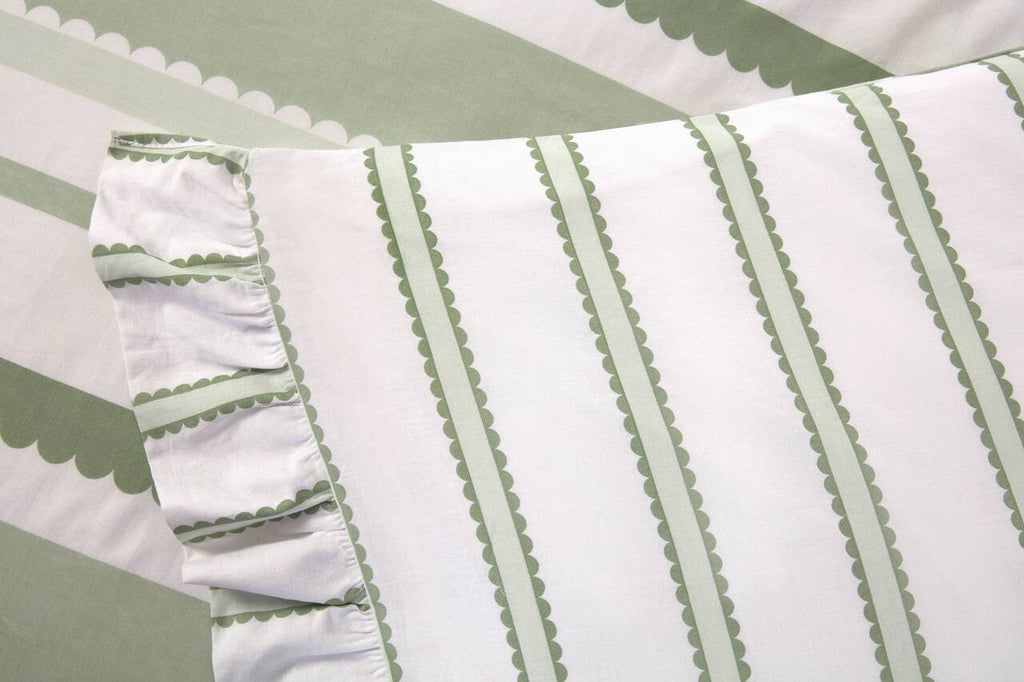 Close-up of the oversized frilled border on the Maya Frilled green duvet cover set.