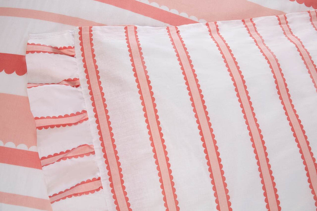 Close-up of the oversized frilled border on the Maya Frilled pink duvet cover set.