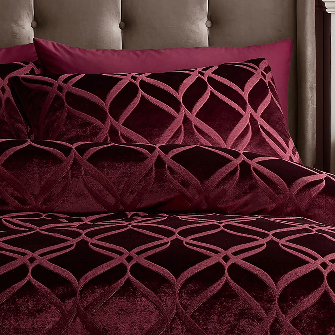Close-up of the woven ogee pattern with champagne detailing on the Soiree Belfort duvet cover set.